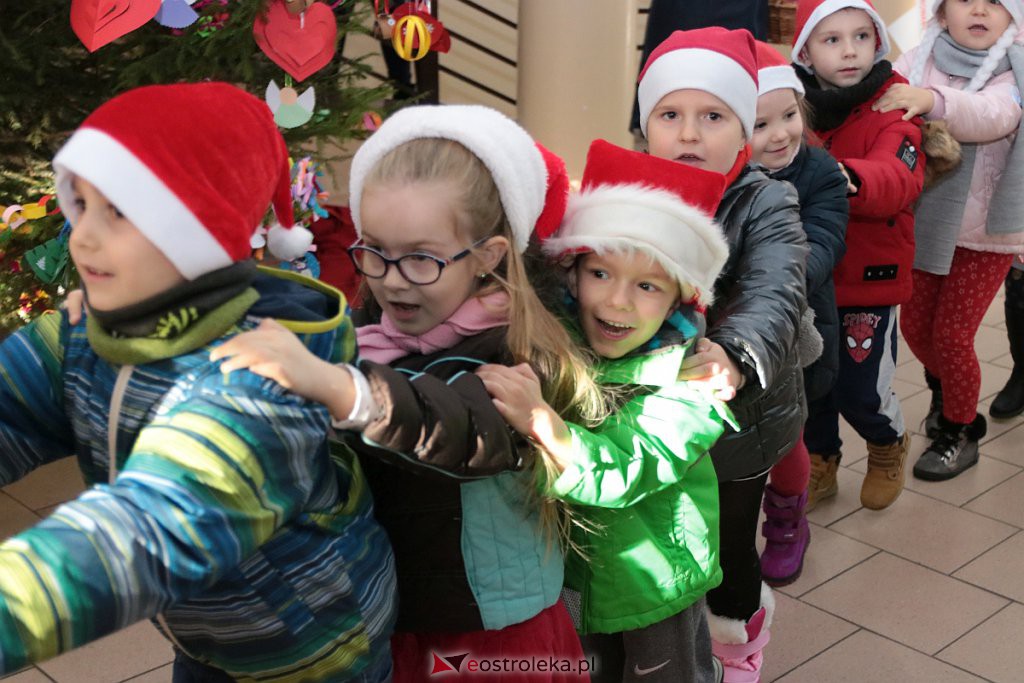 Przedszkolaki samodzielnie przystroiły choinkę w „Handlowcu” [ZDJĘCIA] - zdjęcie #33 - eOstroleka.pl