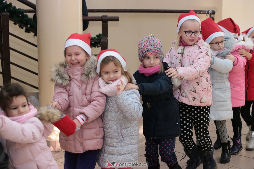 Przedszkolaki samodzielnie przystroiły choinkę w „Handlowcu” [ZDJĘCIA] - zdjęcie #85 - eOstroleka.pl