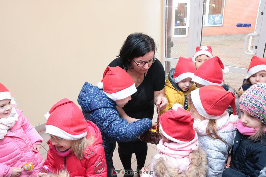 Przedszkolaki samodzielnie przystroiły choinkę w „Handlowcu” [ZDJĘCIA] - zdjęcie #25 - eOstroleka.pl
