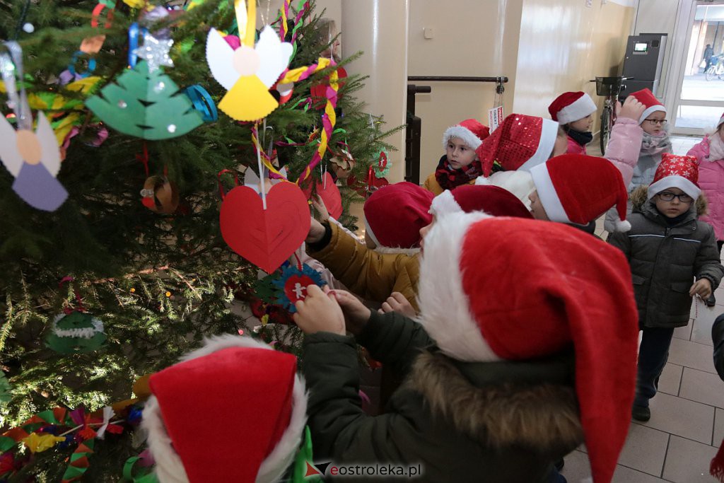 Przedszkolaki samodzielnie przystroiły choinkę w „Handlowcu” [ZDJĘCIA] - zdjęcie #98 - eOstroleka.pl