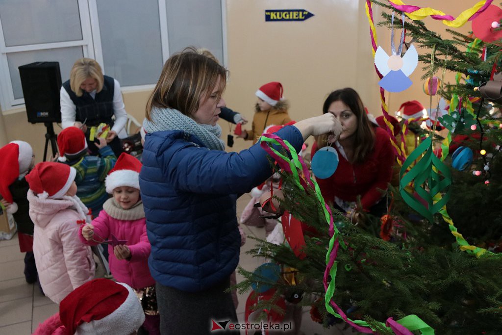 Przedszkolaki samodzielnie przystroiły choinkę w „Handlowcu” [ZDJĘCIA] - zdjęcie #105 - eOstroleka.pl