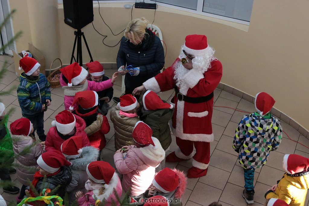 Przedszkolaki samodzielnie przystroiły choinkę w „Handlowcu” [ZDJĘCIA] - zdjęcie #110 - eOstroleka.pl