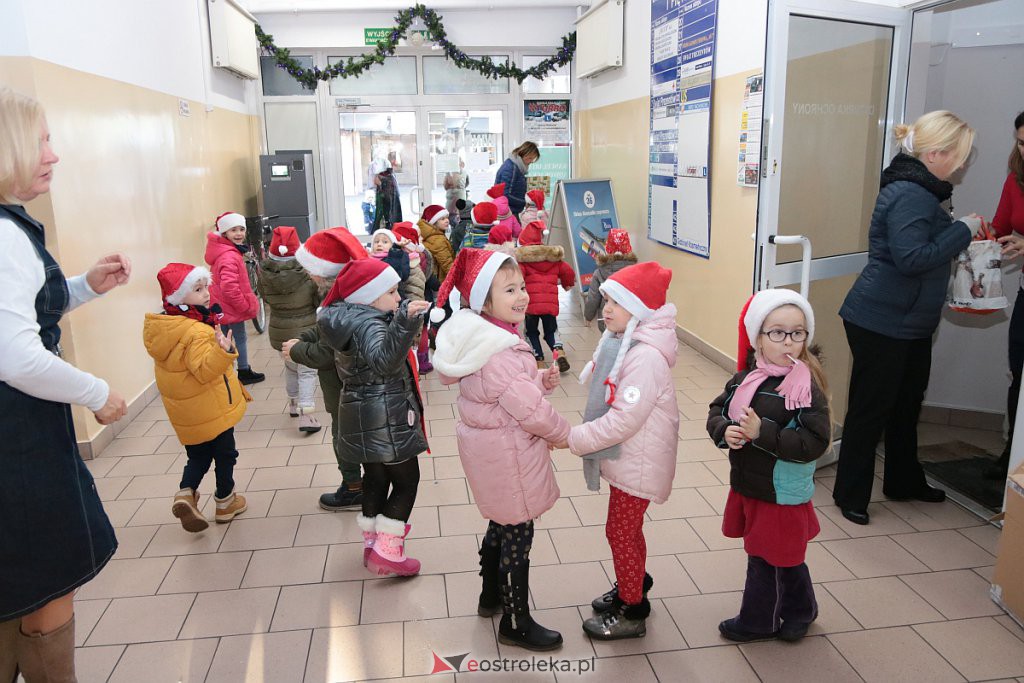 Przedszkolaki samodzielnie przystroiły choinkę w „Handlowcu” [ZDJĘCIA] - zdjęcie #114 - eOstroleka.pl