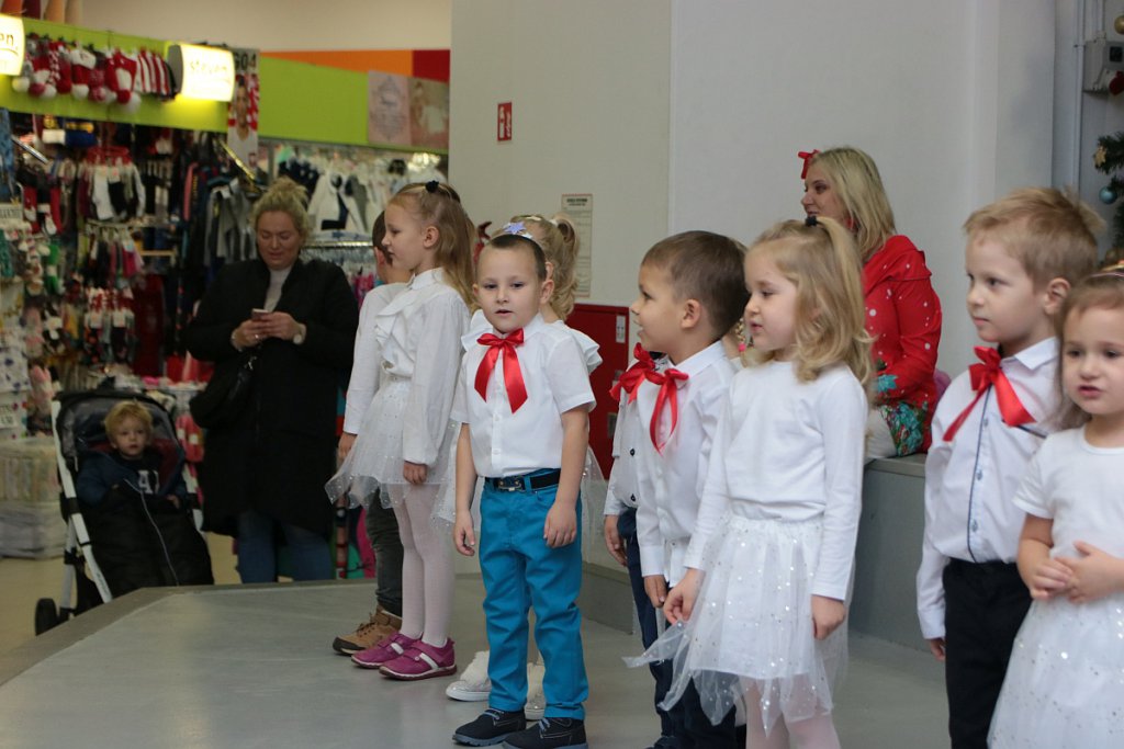 Mikołajki w Hali targowej Feniks [07.12.2019] - zdjęcie #82 - eOstroleka.pl