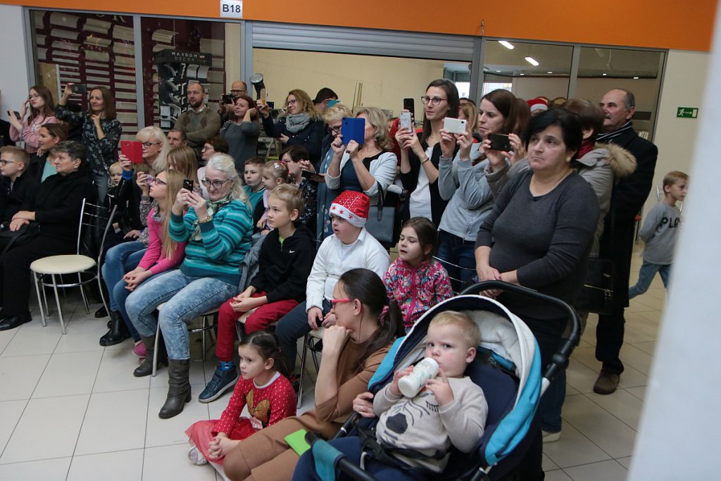 Mikołajki w Hali targowej Feniks [07.12.2019] - zdjęcie #57 - eOstroleka.pl