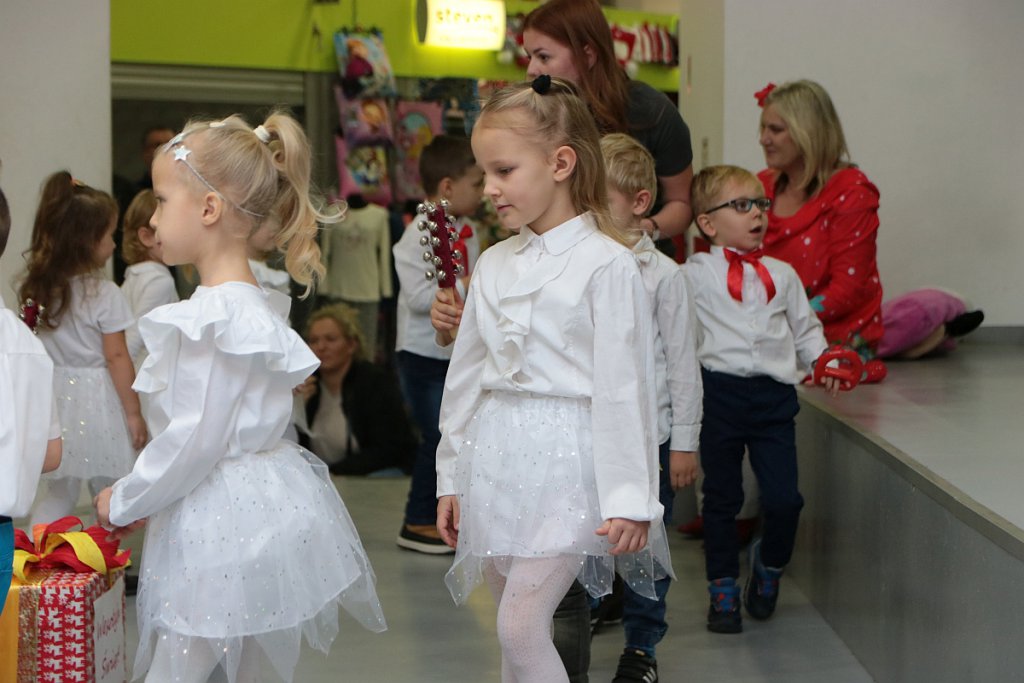 Mikołajki w Hali targowej Feniks [07.12.2019] - zdjęcie #54 - eOstroleka.pl