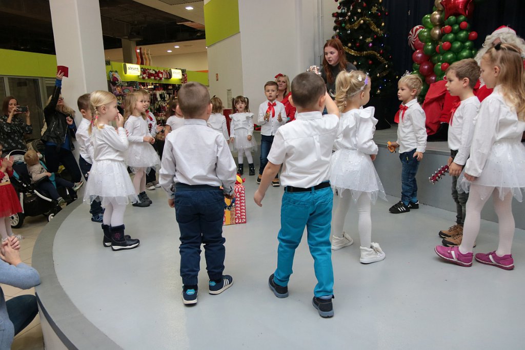 Mikołajki w Hali targowej Feniks [07.12.2019] - zdjęcie #52 - eOstroleka.pl