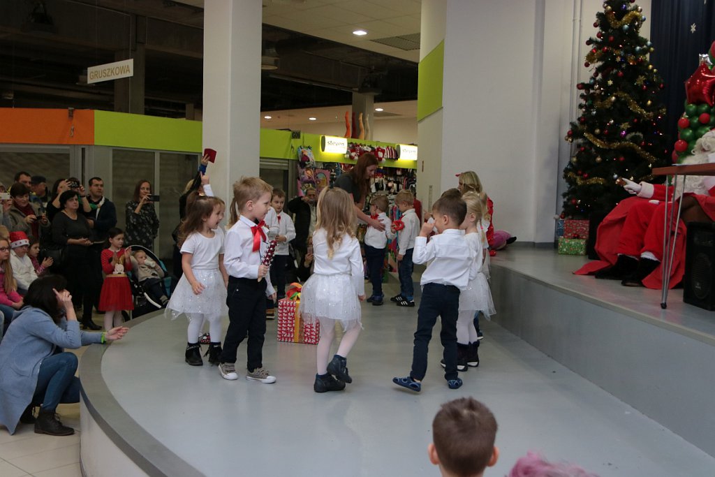 Mikołajki w Hali targowej Feniks [07.12.2019] - zdjęcie #45 - eOstroleka.pl