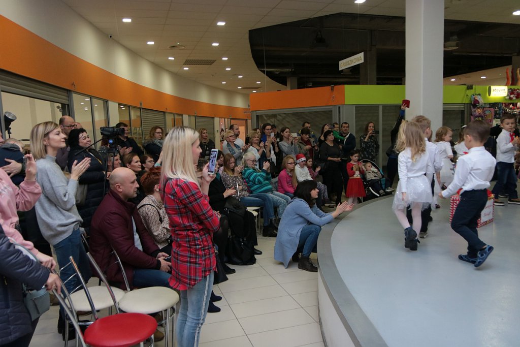 Mikołajki w Hali targowej Feniks [07.12.2019] - zdjęcie #44 - eOstroleka.pl