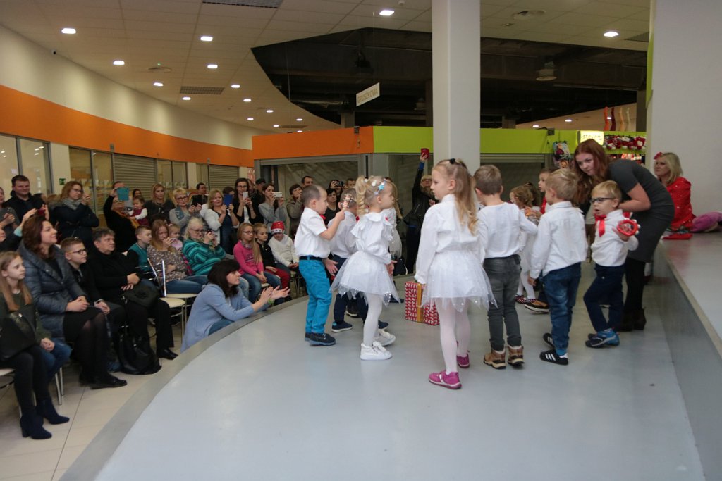 Mikołajki w Hali targowej Feniks [07.12.2019] - zdjęcie #43 - eOstroleka.pl