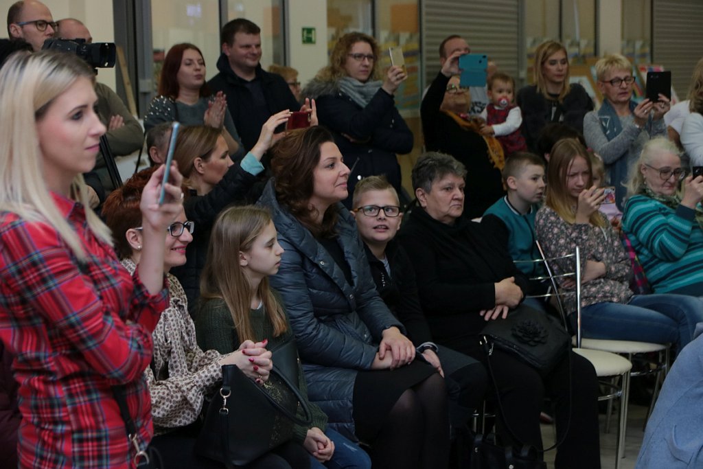 Mikołajki w Hali targowej Feniks [07.12.2019] - zdjęcie #42 - eOstroleka.pl