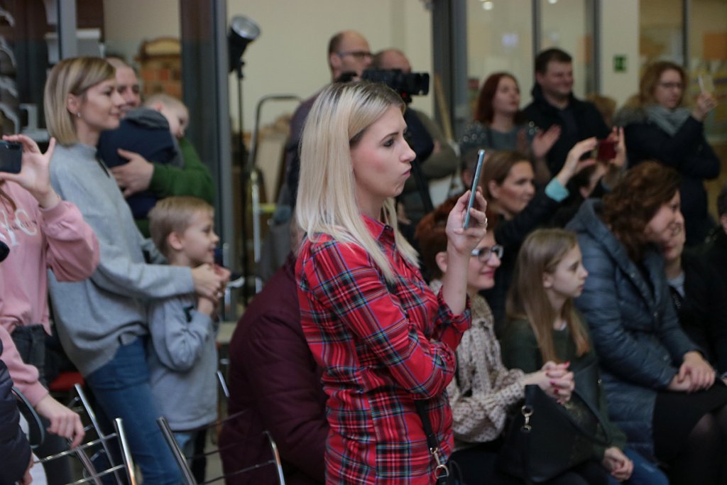Mikołajki w Hali targowej Feniks [07.12.2019] - zdjęcie #41 - eOstroleka.pl