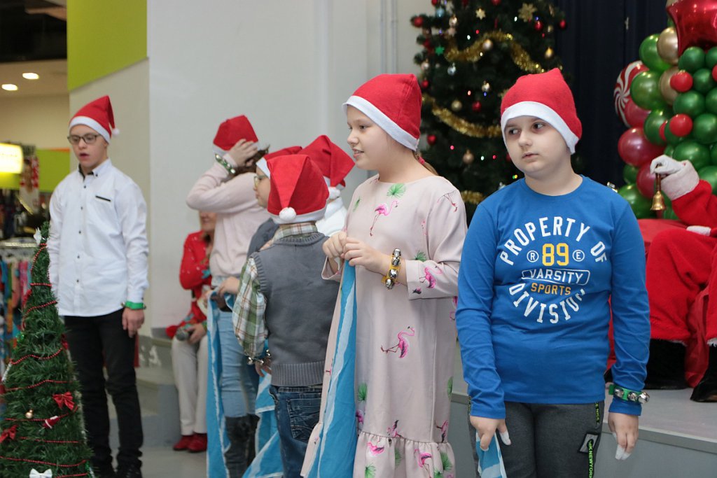 Mikołajki w Hali targowej Feniks [07.12.2019] - zdjęcie #29 - eOstroleka.pl