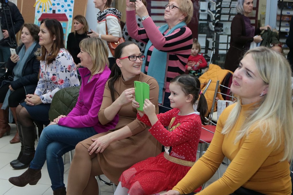 Mikołajki w Hali targowej Feniks [07.12.2019] - zdjęcie #19 - eOstroleka.pl