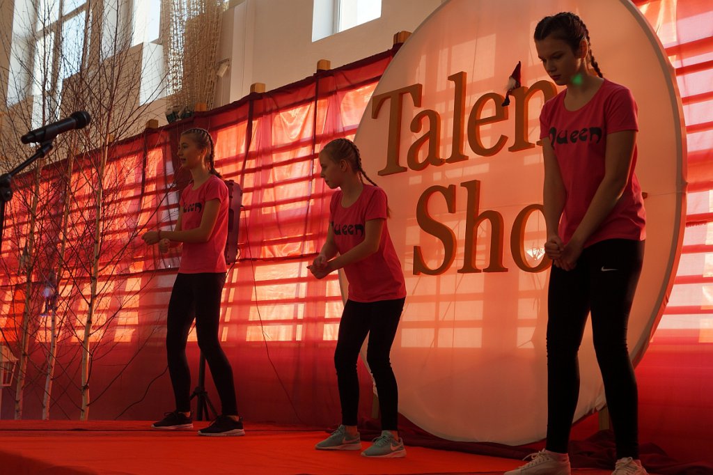 „Mikołajkowy Talent Show” w SP w Czerwinie [10.12.2019] - zdjęcie #1 - eOstroleka.pl