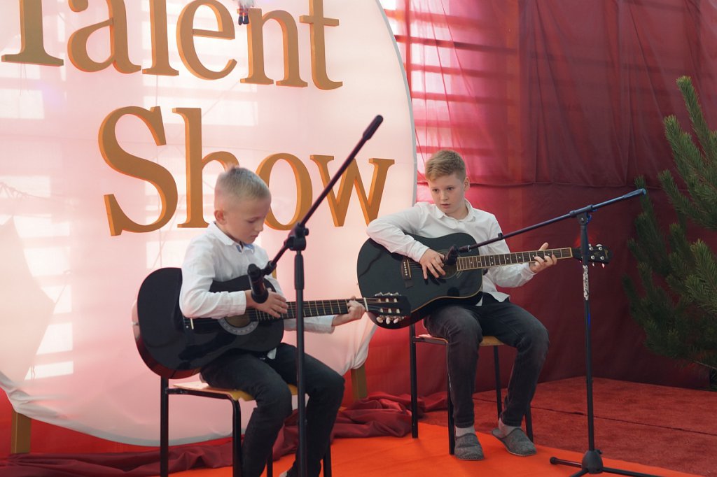 „Mikołajkowy Talent Show” w SP w Czerwinie [10.12.2019] - zdjęcie #14 - eOstroleka.pl