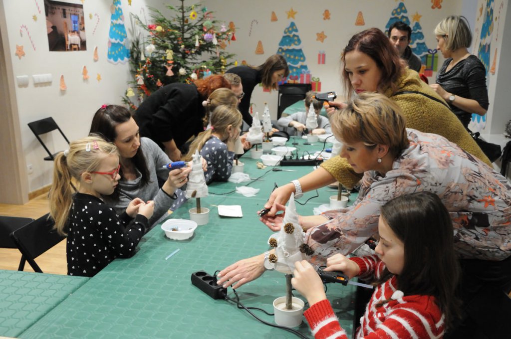 Rodzinne warsztaty w świątecznym klimacie w Muzeum Kultury Kurpiowskiej [12.12.2019] - zdjęcie #15 - eOstroleka.pl