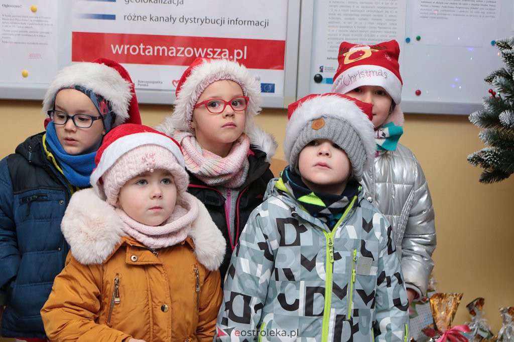 Przedszkolaki przygotowały świąteczne niespodzianki podopiecznym MOPR 12.12.2019] - zdjęcie #15 - eOstroleka.pl
