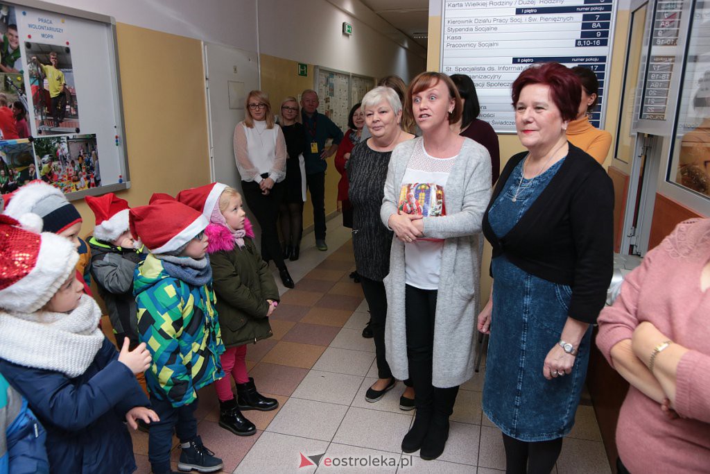 Przedszkolaki przygotowały świąteczne niespodzianki podopiecznym MOPR 12.12.2019] - zdjęcie #22 - eOstroleka.pl