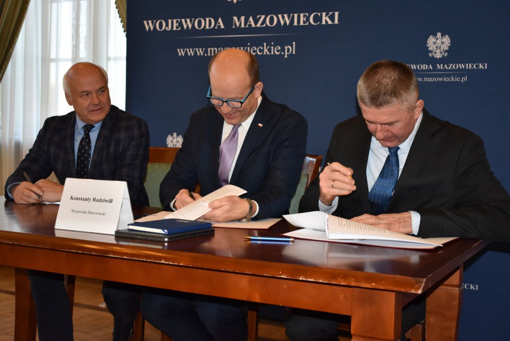 Umowy na inwestycje z Funduszu Dróg Samorządowych uroczyście podpisane [13.12.2019] - zdjęcie #1 - eOstroleka.pl