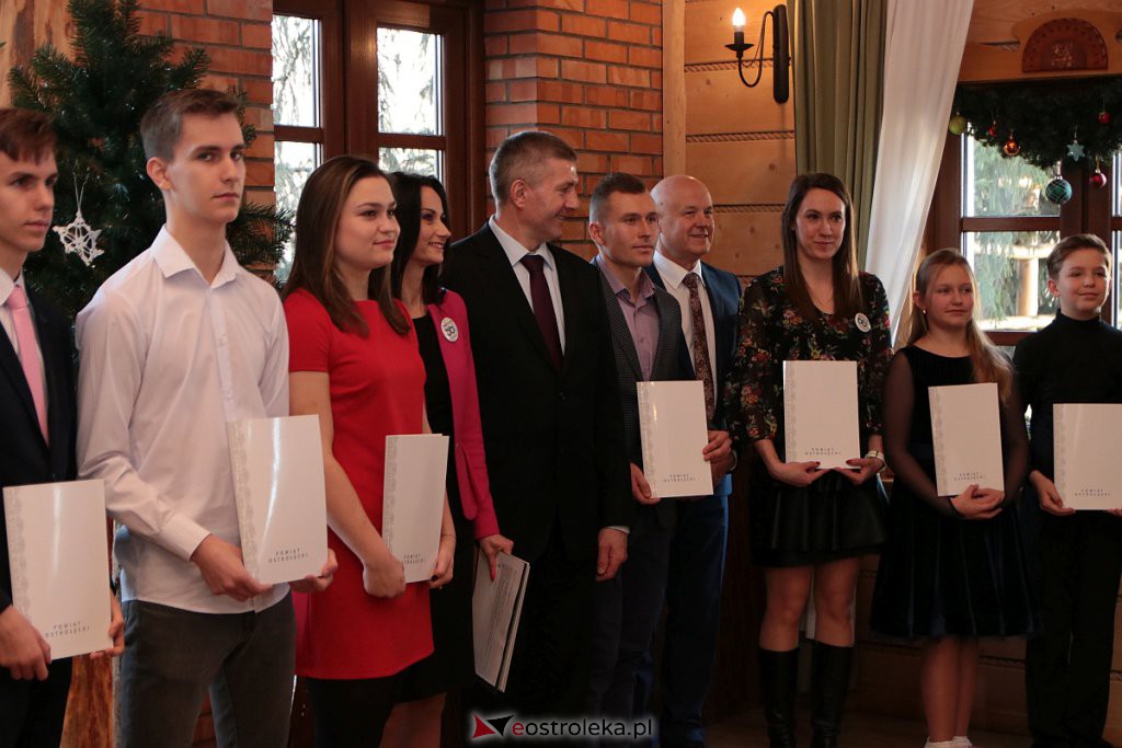 Wręczenie dorocznych i okolicznościowych nagród starosty ostrołęckiego za rok 2019 [20.12.2019] - zdjęcie #50 - eOstroleka.pl