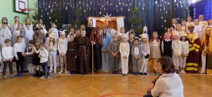 Jasełka w Publicznej Szkole Podstawowej w Wykrocie [20.12.2019]] - zdjęcie #8 - eOstroleka.pl