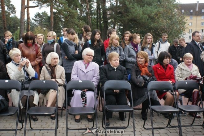 Uroczystości nadania imienia w ginmnzajum nr 2 (01.10.2010) - zdjęcie #161 - eOstroleka.pl