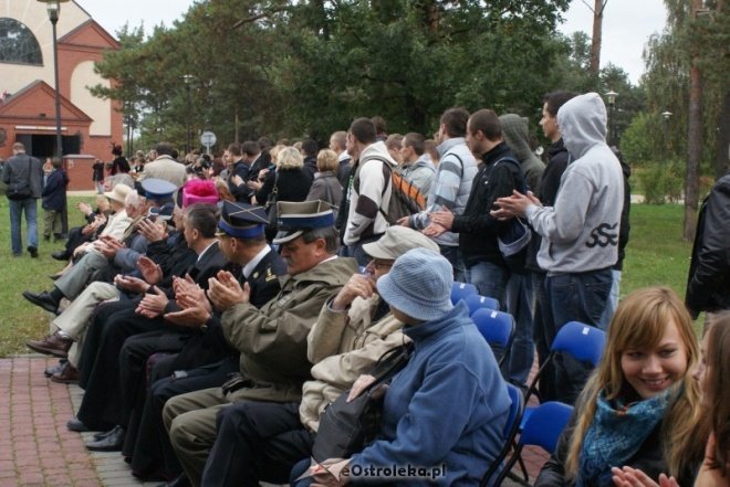 Uroczystości nadania imienia w ginmnzajum nr 2 (01.10.2010) - zdjęcie #100 - eOstroleka.pl