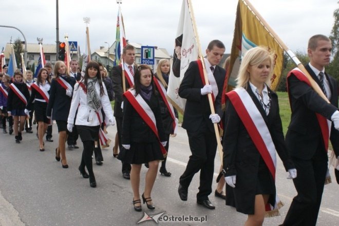 Uroczystości nadania imienia w ginmnzajum nr 2 (01.10.2010) - zdjęcie #75 - eOstroleka.pl