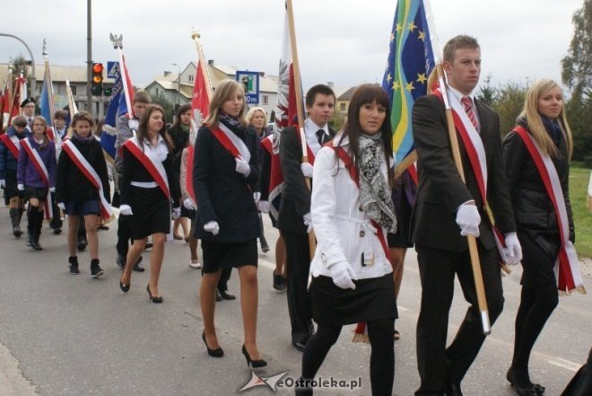 Uroczystości nadania imienia w ginmnzajum nr 2 (01.10.2010) - zdjęcie #73 - eOstroleka.pl