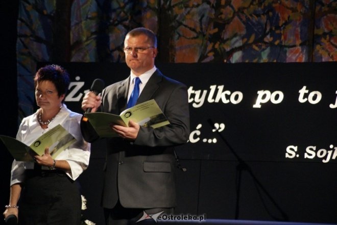 Uroczystości nadania imienia w ginmnzajum nr 2 (01.10.2010) - zdjęcie #57 - eOstroleka.pl