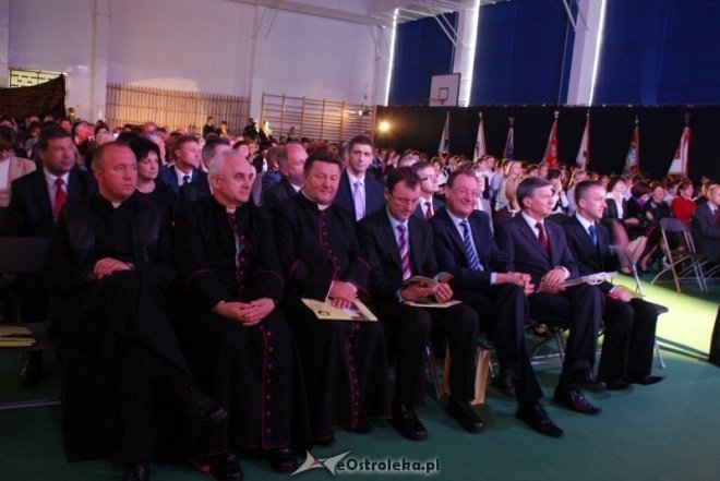 Uroczystości nadania imienia w ginmnzajum nr 2 (01.10.2010) - zdjęcie #53 - eOstroleka.pl
