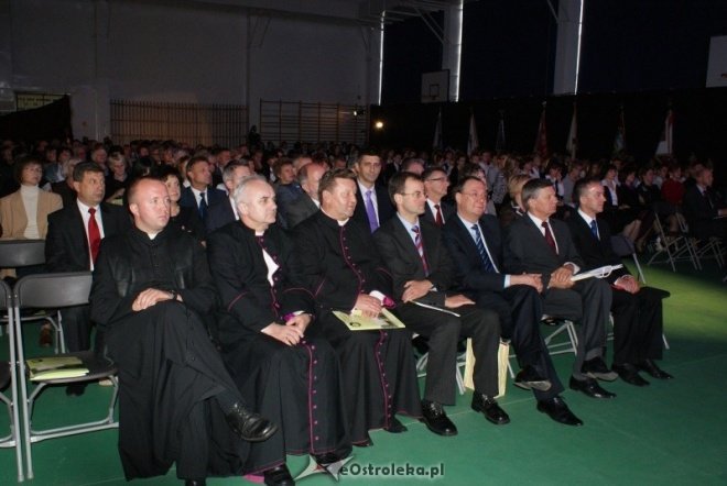 Uroczystości nadania imienia w ginmnzajum nr 2 (01.10.2010) - zdjęcie #24 - eOstroleka.pl