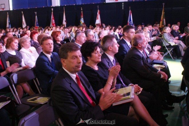 Uroczystości nadania imienia w ginmnzajum nr 2 (01.10.2010) - zdjęcie #23 - eOstroleka.pl