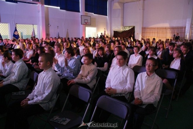Uroczystości nadania imienia w ginmnzajum nr 2 (01.10.2010) - zdjęcie #21 - eOstroleka.pl