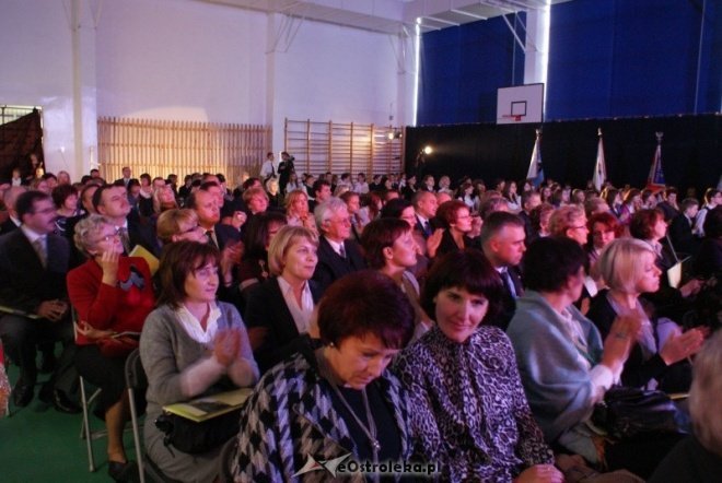 Uroczystości nadania imienia w ginmnzajum nr 2 (01.10.2010) - zdjęcie #15 - eOstroleka.pl