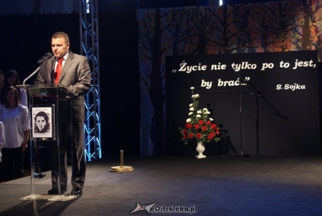 Uroczystości nadania imienia w ginmnzajum nr 2 (01.10.2010) - zdjęcie #13 - eOstroleka.pl
