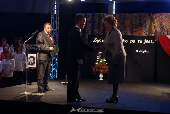 Uroczystości nadania imienia w ginmnzajum nr 2 (01.10.2010) - zdjęcie #12 - eOstroleka.pl