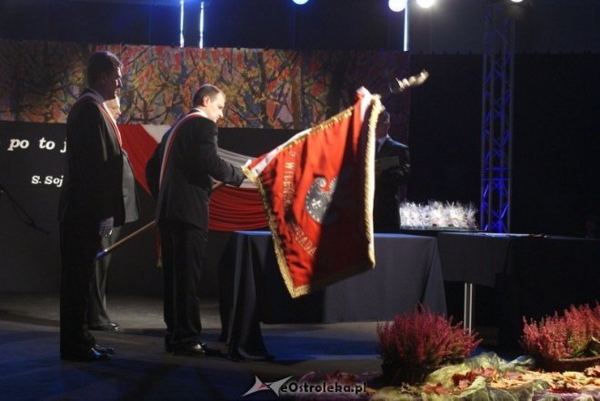 Uroczystości nadania imienia w ginmnzajum nr 2 (01.10.2010) - zdjęcie #9 - eOstroleka.pl