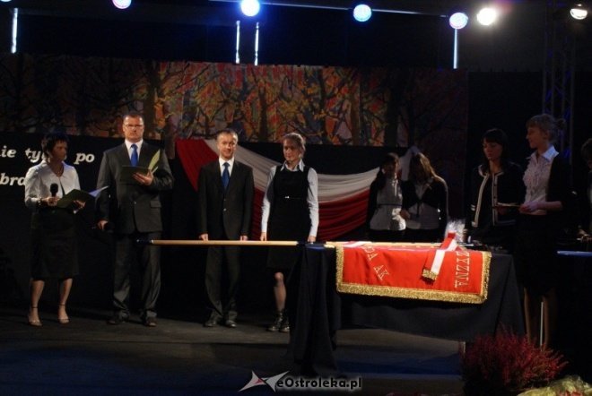 Uroczystości nadania imienia w ginmnzajum nr 2 (01.10.2010) - zdjęcie #7 - eOstroleka.pl
