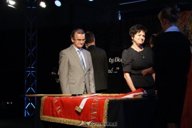 Uroczystości nadania imienia w ginmnzajum nr 2 (01.10.2010) - zdjęcie #1 - eOstroleka.pl