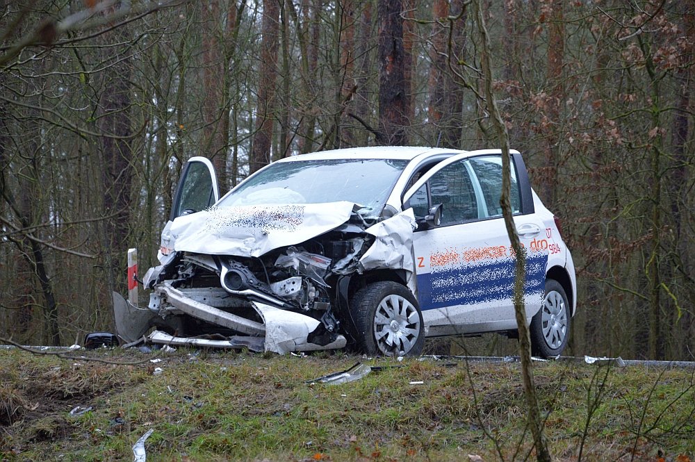 Poważny wypadek pod Czerwinem [01.02.2020] - zdjęcie #19 - eOstroleka.pl