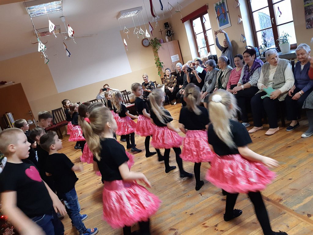 Przedszkolaki z „Tęczowej Krainy” odwiedziły seniorów z DDPS-u [03.02.2020] - zdjęcie #1 - eOstroleka.pl