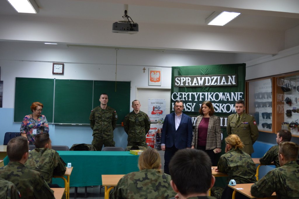 Adepci klas mundurowych z ZSZ 2 z certyfikatami MON. Egzaminy zdali wzorowo [13.02.2020] - zdjęcie #2 - eOstroleka.pl