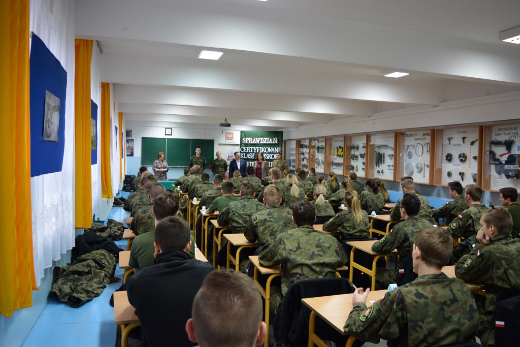 Adepci klas mundurowych z ZSZ 2 z certyfikatami MON. Egzaminy zdali wzorowo [13.02.2020] - zdjęcie #6 - eOstroleka.pl