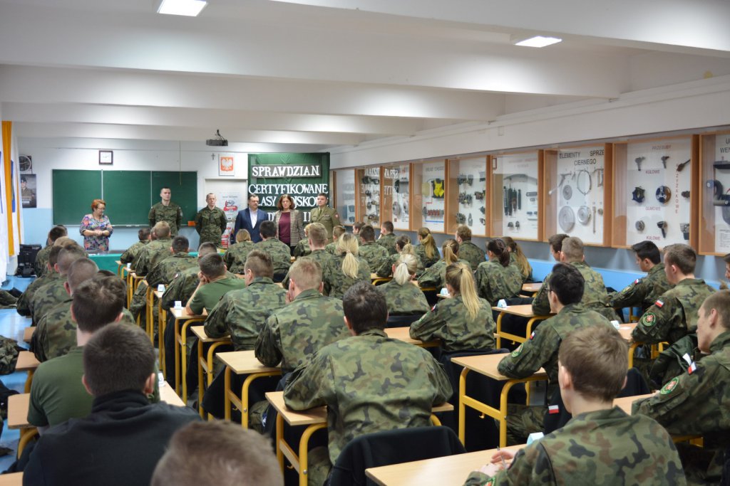 Adepci klas mundurowych z ZSZ 2 z certyfikatami MON. Egzaminy zdali wzorowo [13.02.2020] - zdjęcie #7 - eOstroleka.pl