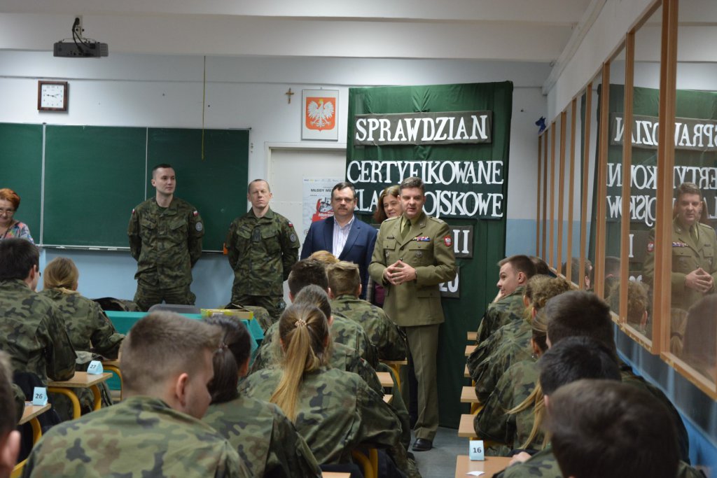 Adepci klas mundurowych z ZSZ 2 z certyfikatami MON. Egzaminy zdali wzorowo [13.02.2020] - zdjęcie #8 - eOstroleka.pl
