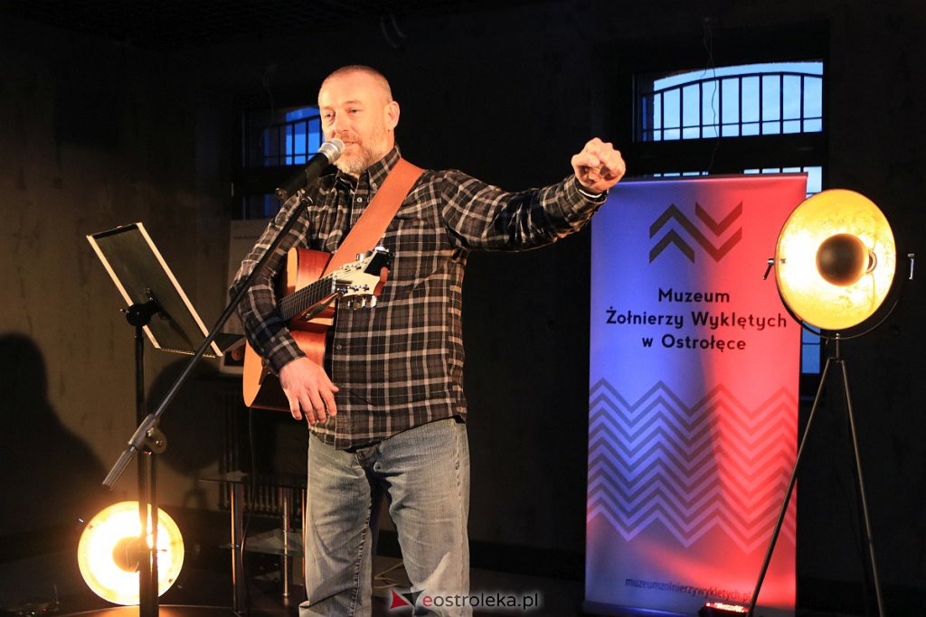Koncert w Muzeum Żołnierzy Wyklętych: Adam Jarząbek wyśpiewał Jacka Kaczmarskiego [01.03.2020] - zdjęcie #33 - eOstroleka.pl