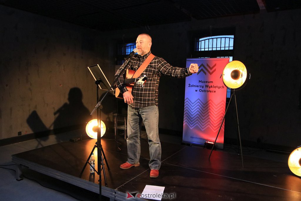 Koncert w Muzeum Żołnierzy Wyklętych: Adam Jarząbek wyśpiewał Jacka Kaczmarskiego [01.03.2020] - zdjęcie #34 - eOstroleka.pl