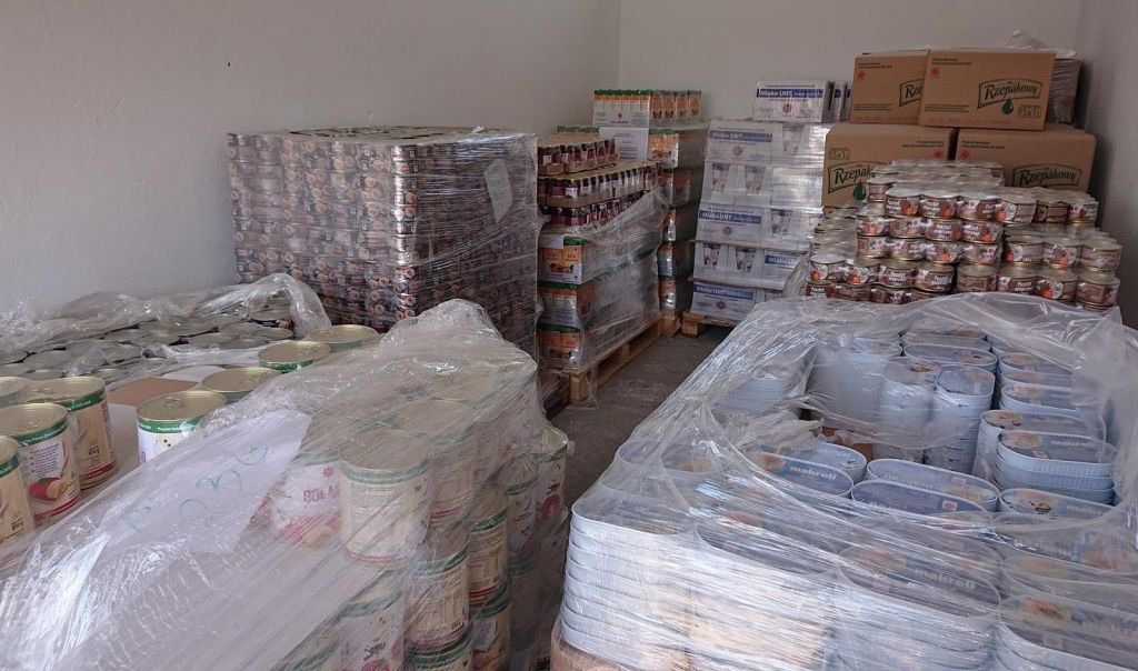 Do Ostrołęki trafiło 9 ton żywności. Pomógł Carritas, terytorialsi, wolontariusze i prywatna firma [ZDJĘCIA] - zdjęcie #10 - eOstroleka.pl